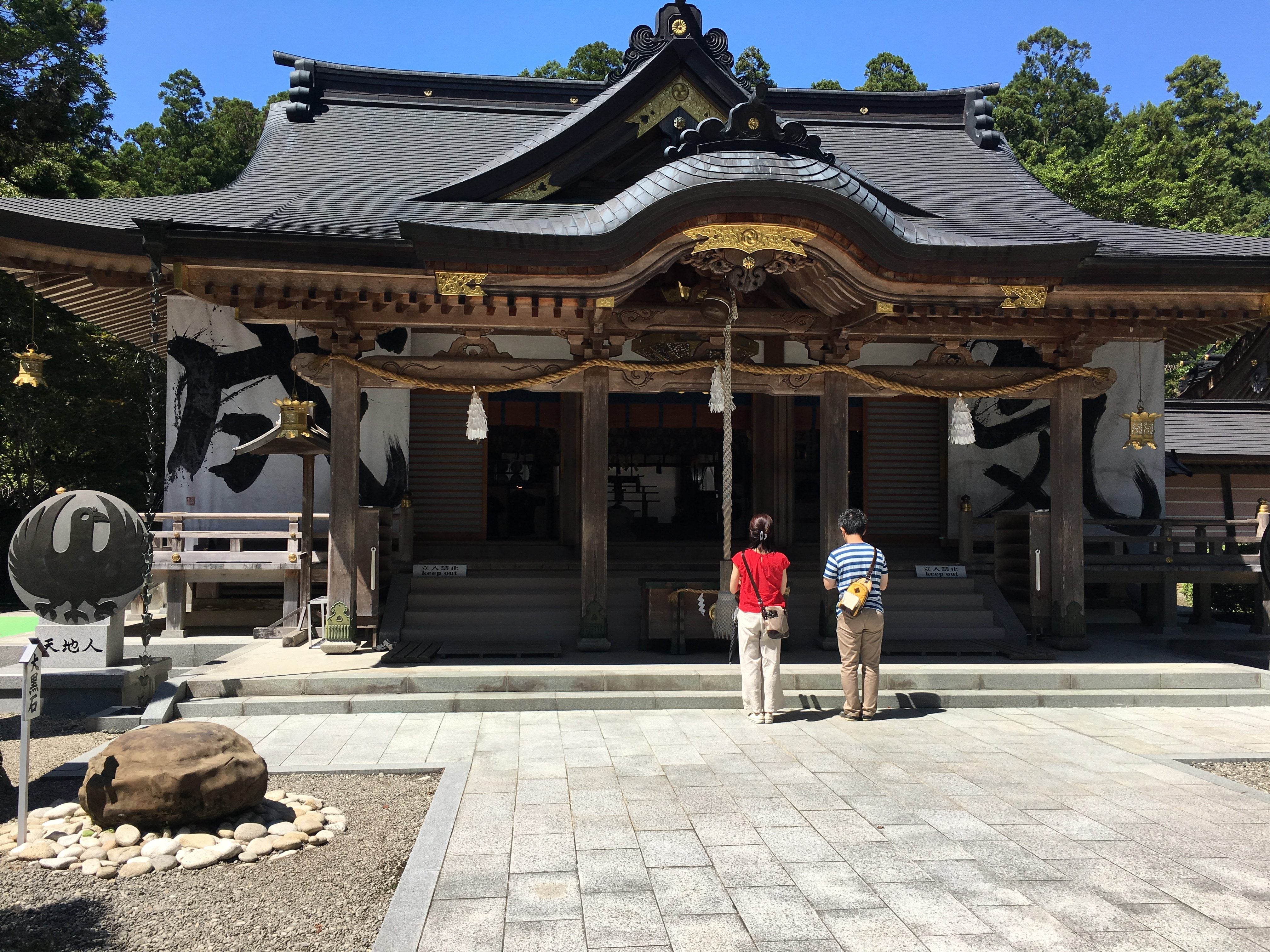 At the Kumano Hongu Taisha grand shrine. Yatagarasu is depicted on the left.